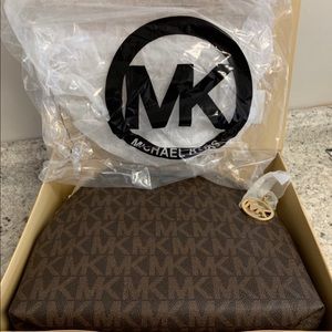 Michael Kors - Signature Jet Set Chain Handbag